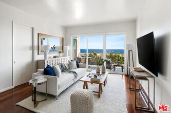 18111 Coastline Dr in Malibu, CA - Building Photo - Building Photo
