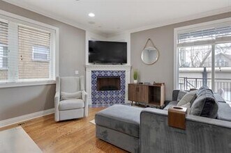 4208 N Albany Ave, Unit #1R in Chicago, IL - Building Photo - Building Photo