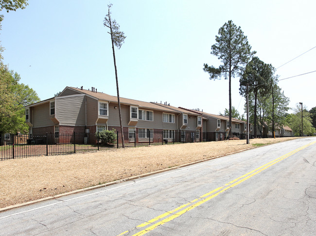 Freedom Park Apartments in Atlanta, GA - Building Photo - Building Photo