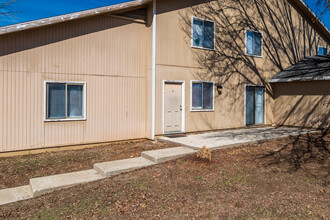 Deeswood Village Apartments in Springfield, MO - Foto de edificio - Building Photo