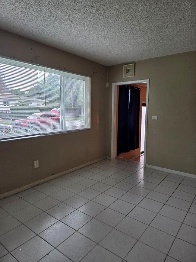 12220 NE Miami Pl in North Miami, FL - Building Photo - Building Photo