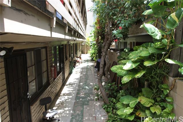 2208 Aloha Dr in Honolulu, HI - Building Photo