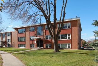 5740 Sander Dr in Minneapolis, MN - Foto de edificio - Building Photo