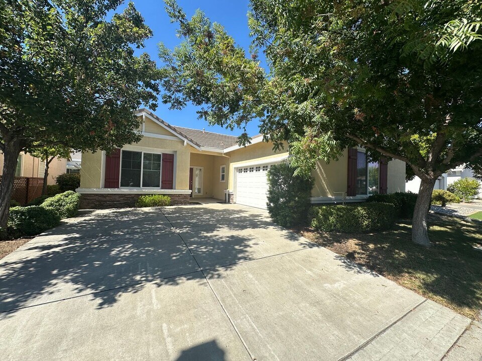 393 Earlham Way in Brentwood, CA - Building Photo
