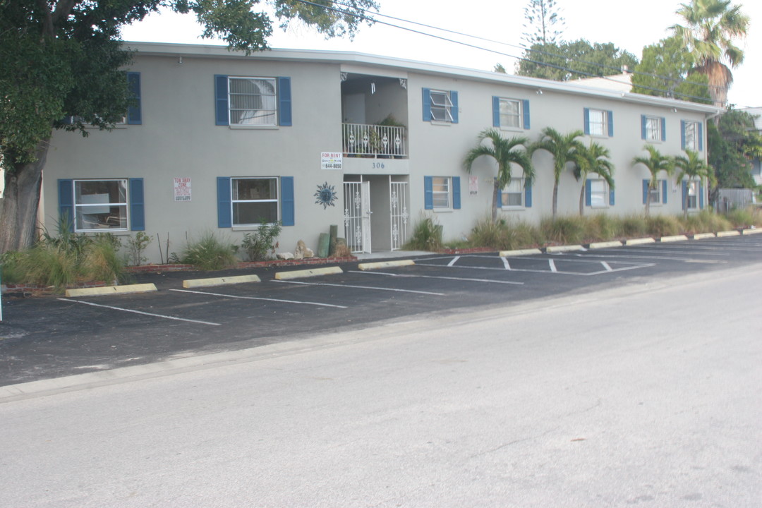 306 129th Ave E in Madeira Beach, FL - Foto de edificio