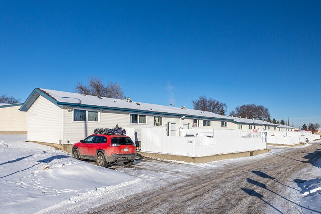 1097 Millbourne Road East NW in Edmonton, AB - Building Photo - Primary Photo