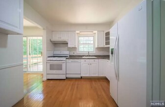 10 Center St in Cresskill, NJ - Building Photo - Building Photo