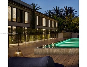 200 Sunrise Dr in Key Biscayne, FL - Foto de edificio - Building Photo