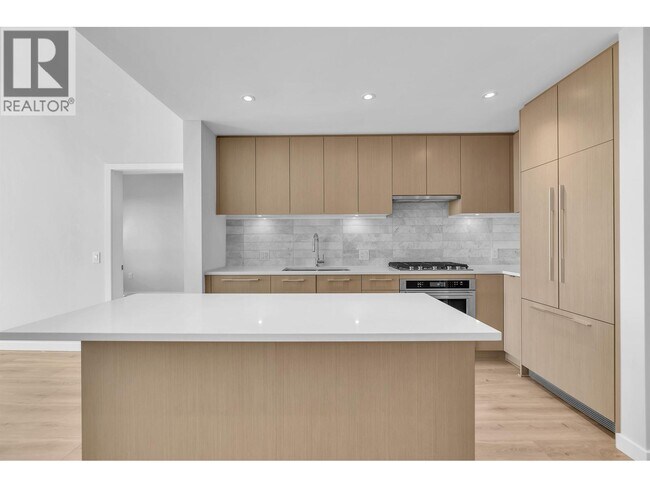 110 17th Street E in North Vancouver, BC - Building Photo - Building Photo