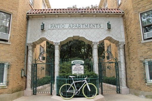 property at 6200 N Clark St