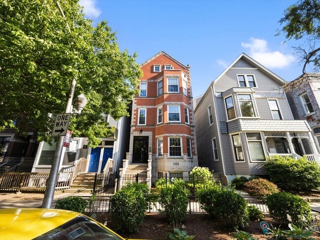 1059 W Cornelia Ave, Unit 1