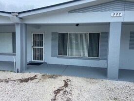 997 Sunrise Dr in Tarpon Springs, FL - Building Photo