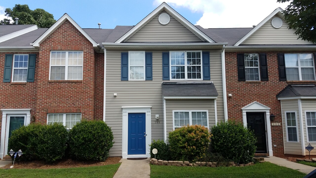 109 Heritage Creek Way in Greensboro, NC - Foto de edificio