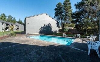 6745 SW Scholls Ferry Rd, Unit Charming 2 bedroom Condo in Beaverton, OR - Building Photo