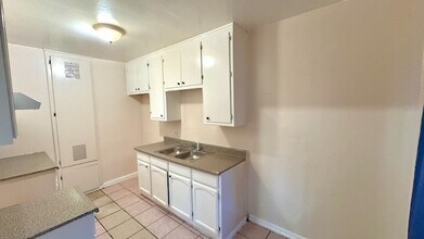 9721 Grape St, Unit C in Los Angeles, CA - Building Photo - Building Photo