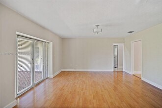 8340 SW 83rd St in Miami, FL - Foto de edificio - Building Photo