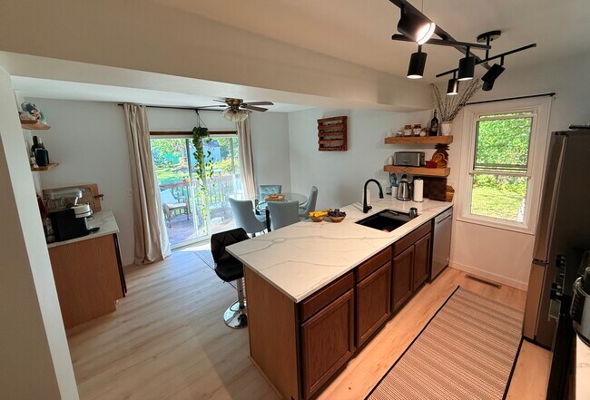 5640 Wood Duck Cir in Shorewood, MN - Building Photo - Building Photo