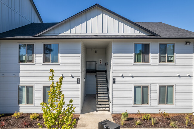 5th Street Apartments in Woodburn, OR - Building Photo - Building Photo