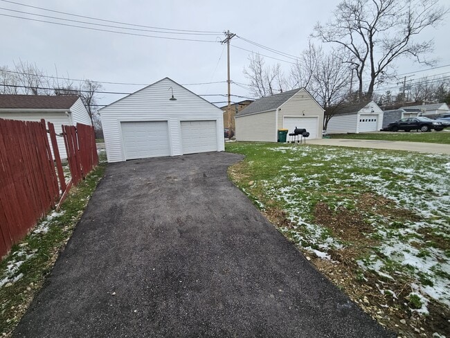 19807 Gardenview Dr in Maple Heights, OH - Building Photo - Building Photo