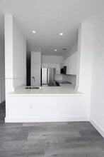 17820 NW 73rd Ave in Hialeah, FL - Foto de edificio - Building Photo