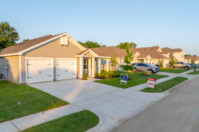 The Villages at Mayfield in Cleburne, TX - Building Photo - Building Photo