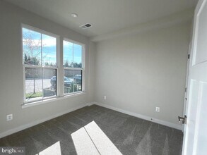 4308 Ellipse Ter in Chantilly, VA - Foto de edificio - Building Photo