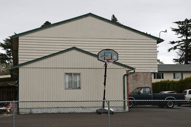 15540 SE E Ave in Milwaukie, OR - Foto de edificio - Building Photo