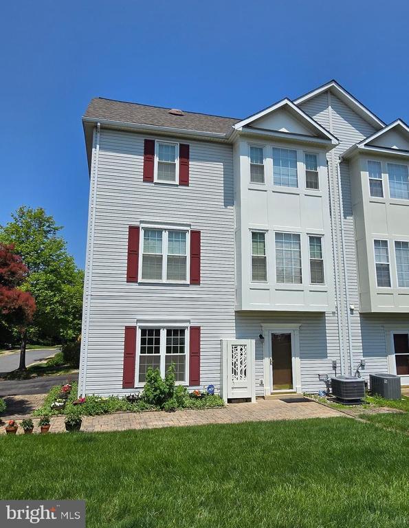 2545 Logan Wood Dr in Herndon, VA - Building Photo - Building Photo