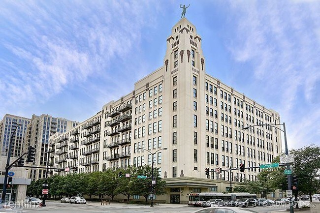 758 N Larrabee St-Unit -CUSTOM 1 BD PENTHOUS in Chicago, IL - Building Photo - Building Photo