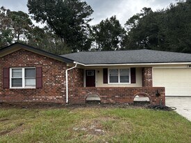 1042 Live Oak Dr in Hinesville, GA - Building Photo