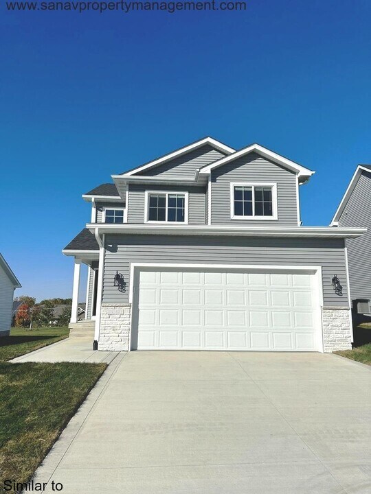 3065 Fairfield Dr in Waukee, IA - Building Photo