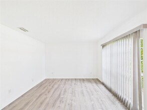 8135 100th Ave in Vero Beach, FL - Foto de edificio - Building Photo