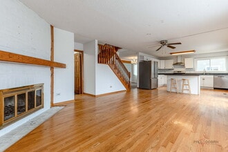 1261 Hialeah Ln in Hanover Park, IL - Building Photo - Building Photo