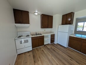 1551 Memorial Dr, Unit 2 in Hollister, CA - Foto de edificio - Building Photo