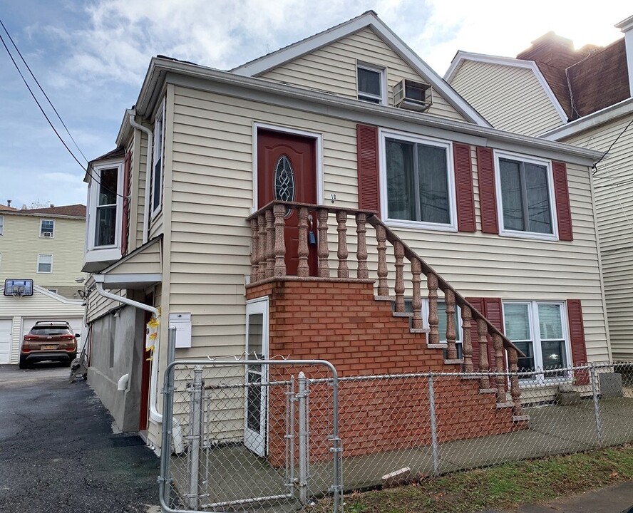 10 Coolidge Ave in Yonkers, NY - Building Photo