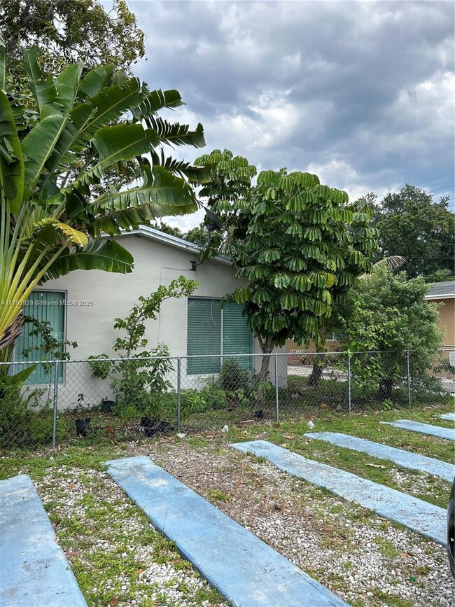 1121 NW 34th Ave in Miami, FL - Building Photo - Building Photo