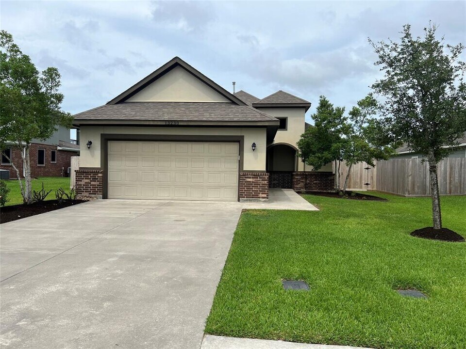 13230 Victory Way in Dayton, TX - Building Photo