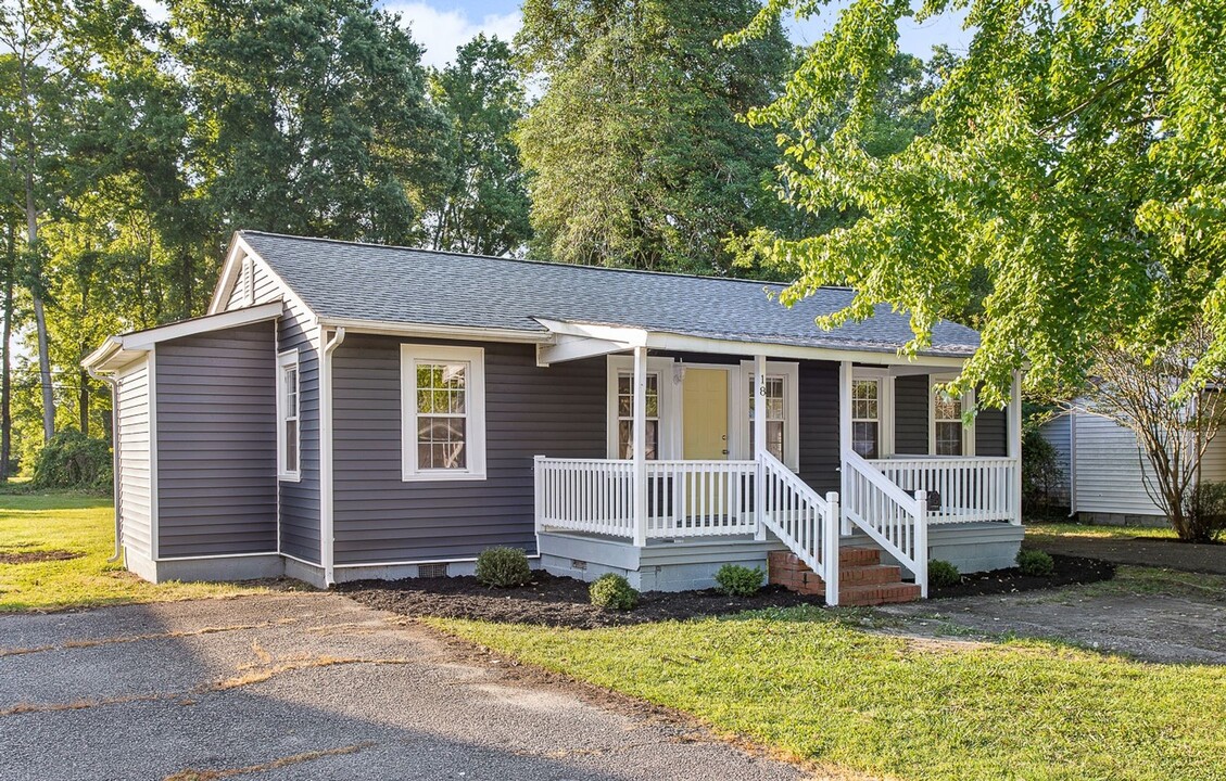 18 Raines Ave in Sandston, VA - Foto de edificio