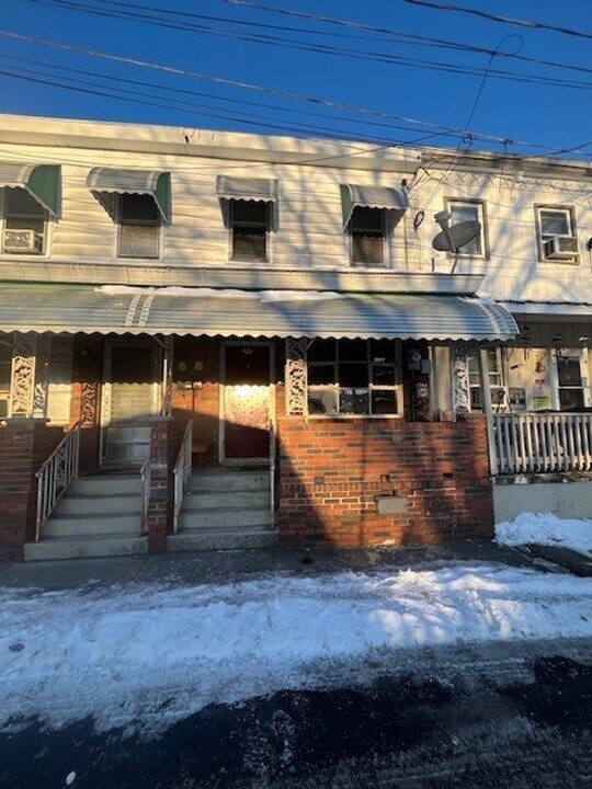 20 Wiggan St in New Philadelphia, PA - Building Photo