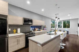 2000 NW 61st St in Seattle, WA - Building Photo - Building Photo