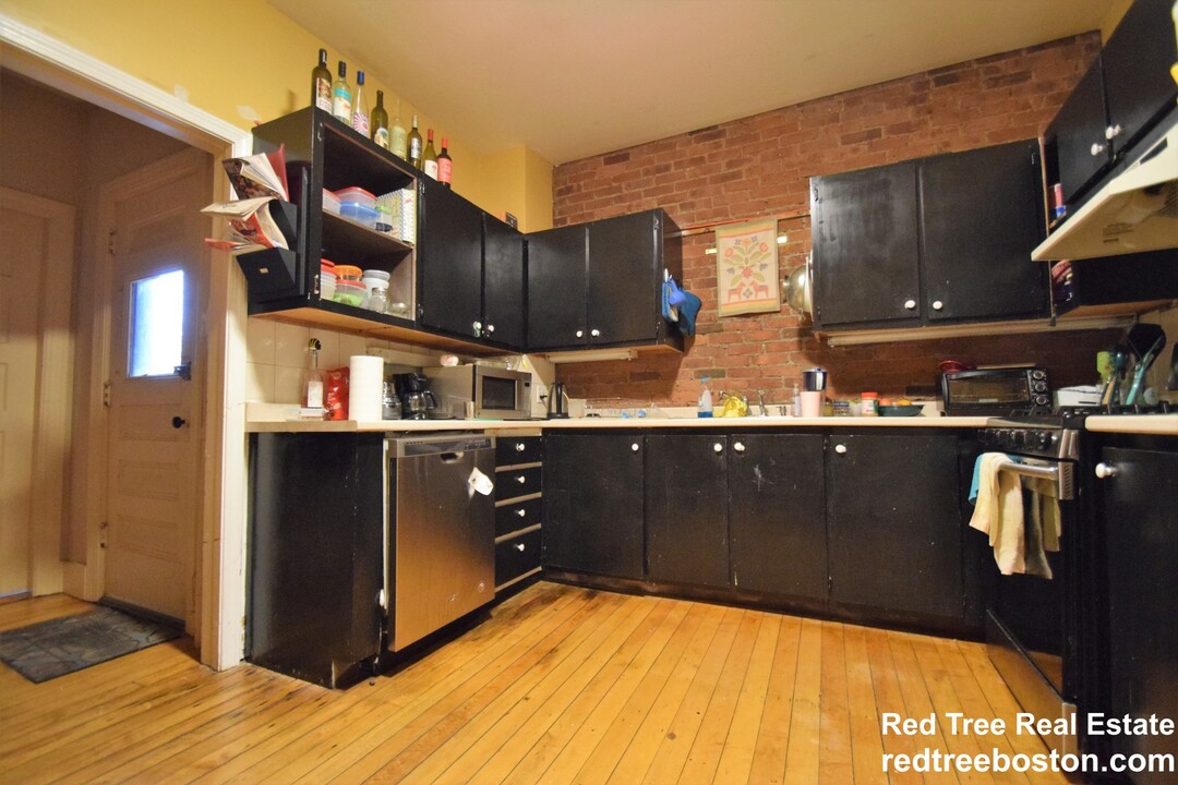 1518 Commonwealth Ave, Unit 2 in Boston, MA - Building Photo