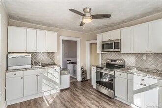 35 Lake Ave in Saint James, NY - Building Photo - Building Photo