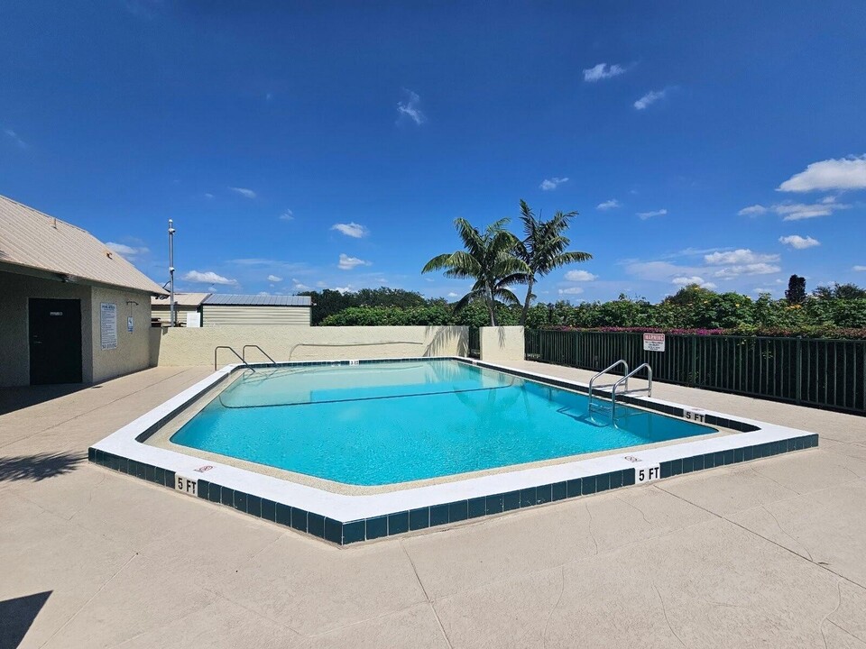 802 SW Monica St in Port St. Lucie, FL - Building Photo