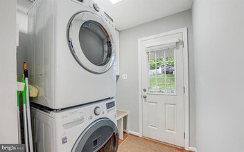 2221 Senseney Ln in Falls Church, VA - Building Photo - Building Photo