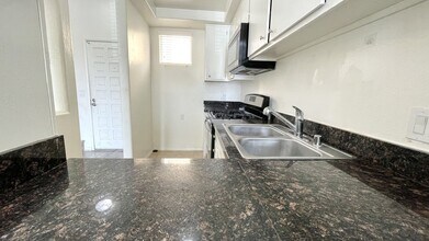 425 N Alvarado St, Unit 106 in Los Angeles, CA - Building Photo - Building Photo