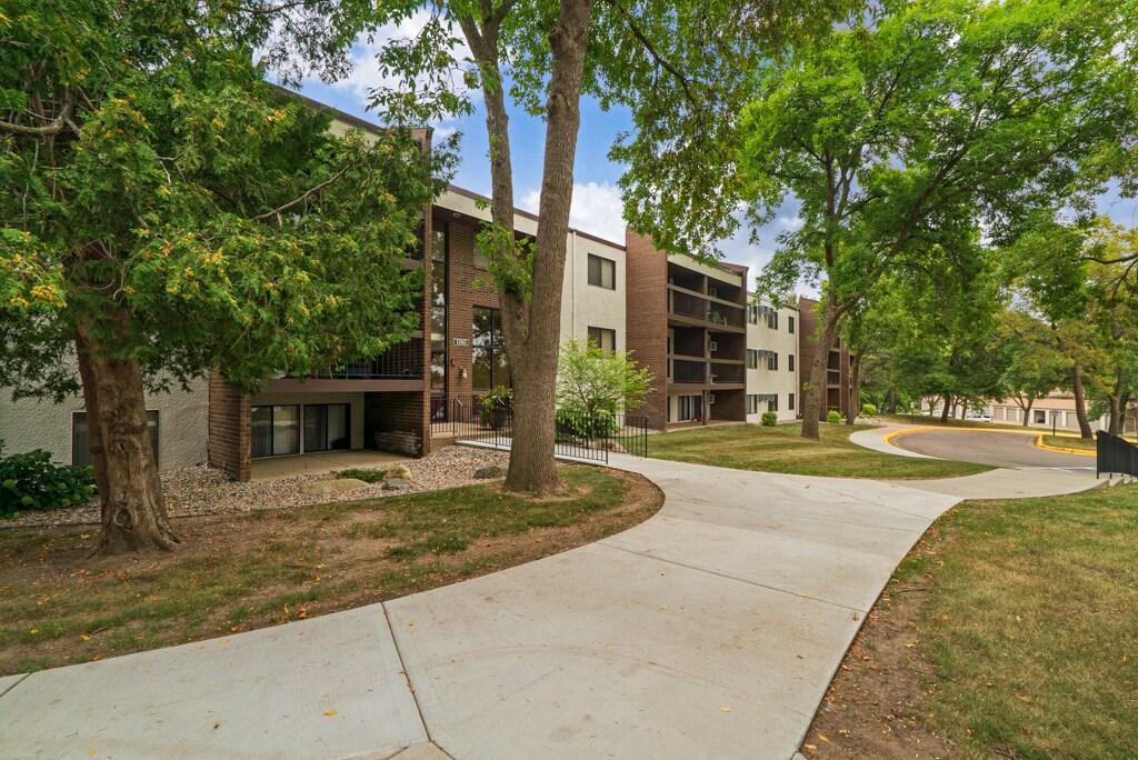 Barbary Knoll Apartments in Chaska, MN - Foto de edificio