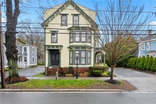 686 Hope St in Bristol, RI - Building Photo