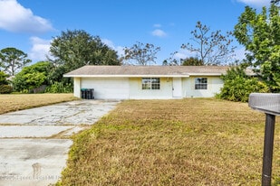 697 Castaways St NE in Palm Bay, FL - Building Photo