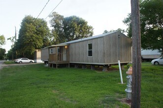 601 Clear Lake Rd in Highlands, TX - Building Photo - Building Photo