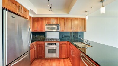 650 Bellevue Way NE in Bellevue, WA - Foto de edificio - Building Photo